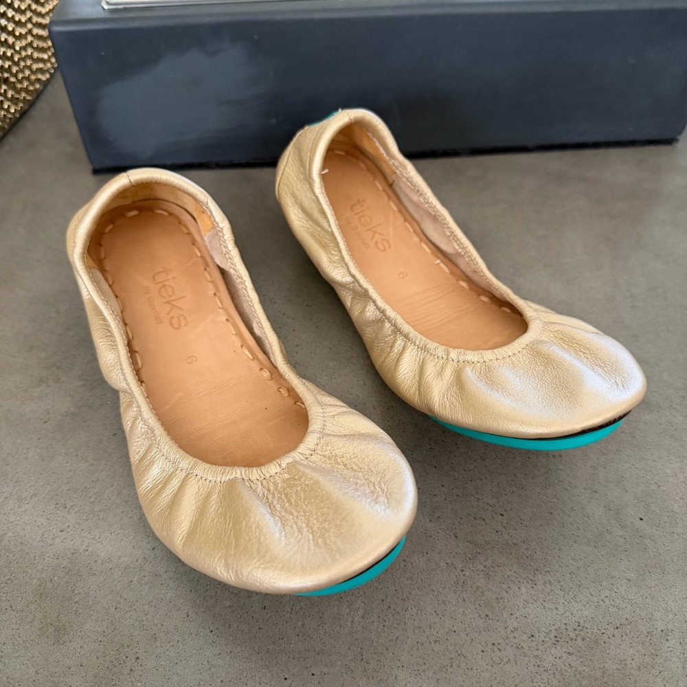 Tieks Women’s Champagne Gold Leather Ballet Flats with Turquoise Soles Size 6
